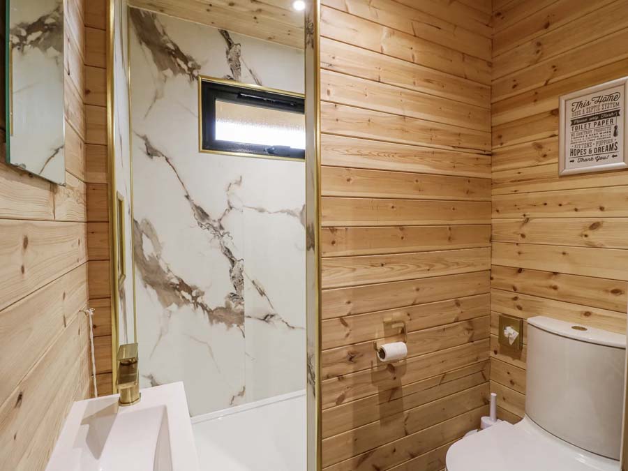 Bathroom The Sty Brookfields Holiday Farm 3