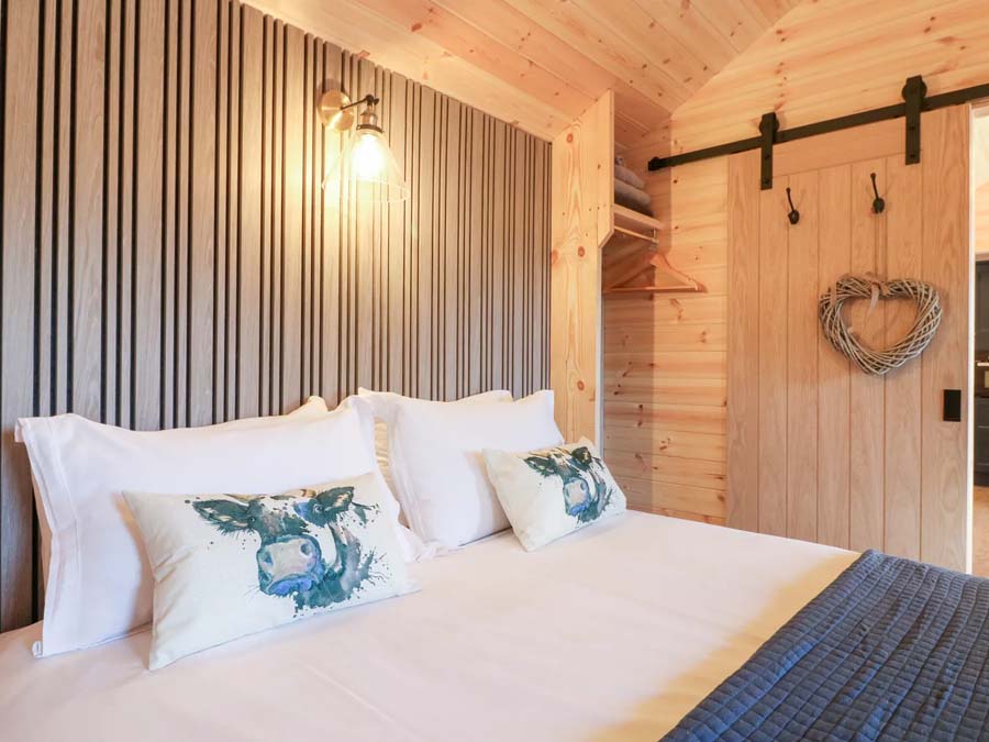 Bedroom The Parlour Brookfields Holiday Farm 4