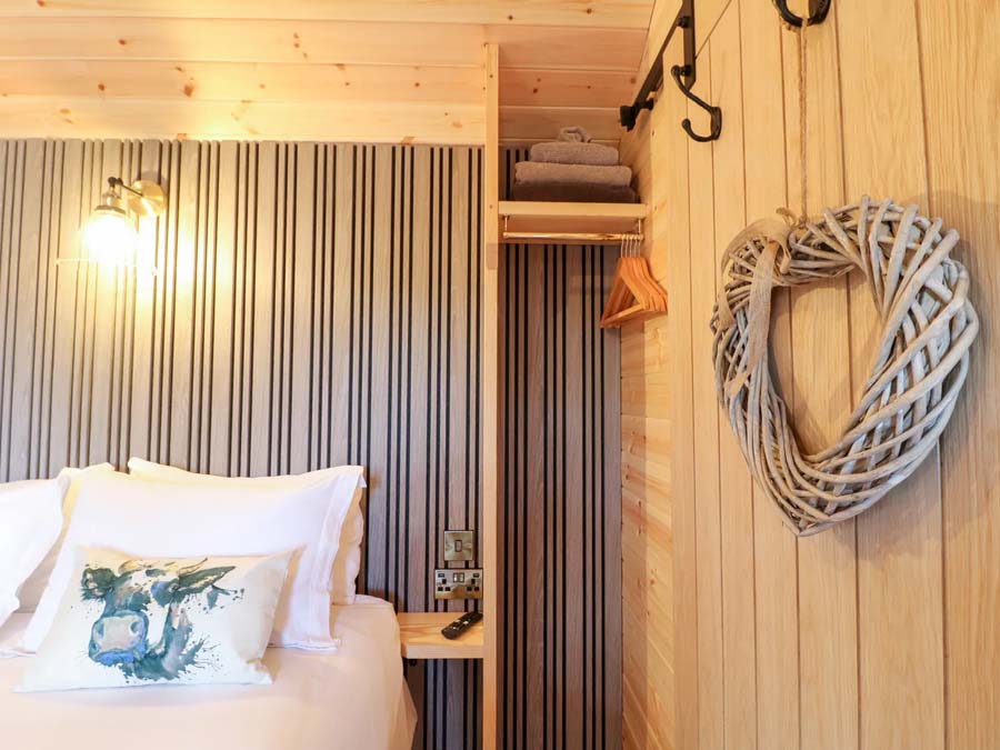 Bedroom The Parlour Brookfields Holiday Farm 5