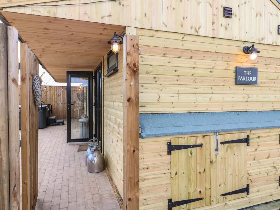 Exterior The Parlour Brookfields Holiday Farm 2